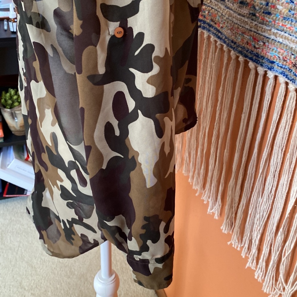 Truth high-low camouflage sheer top Size Medium - Picture 5 of 10